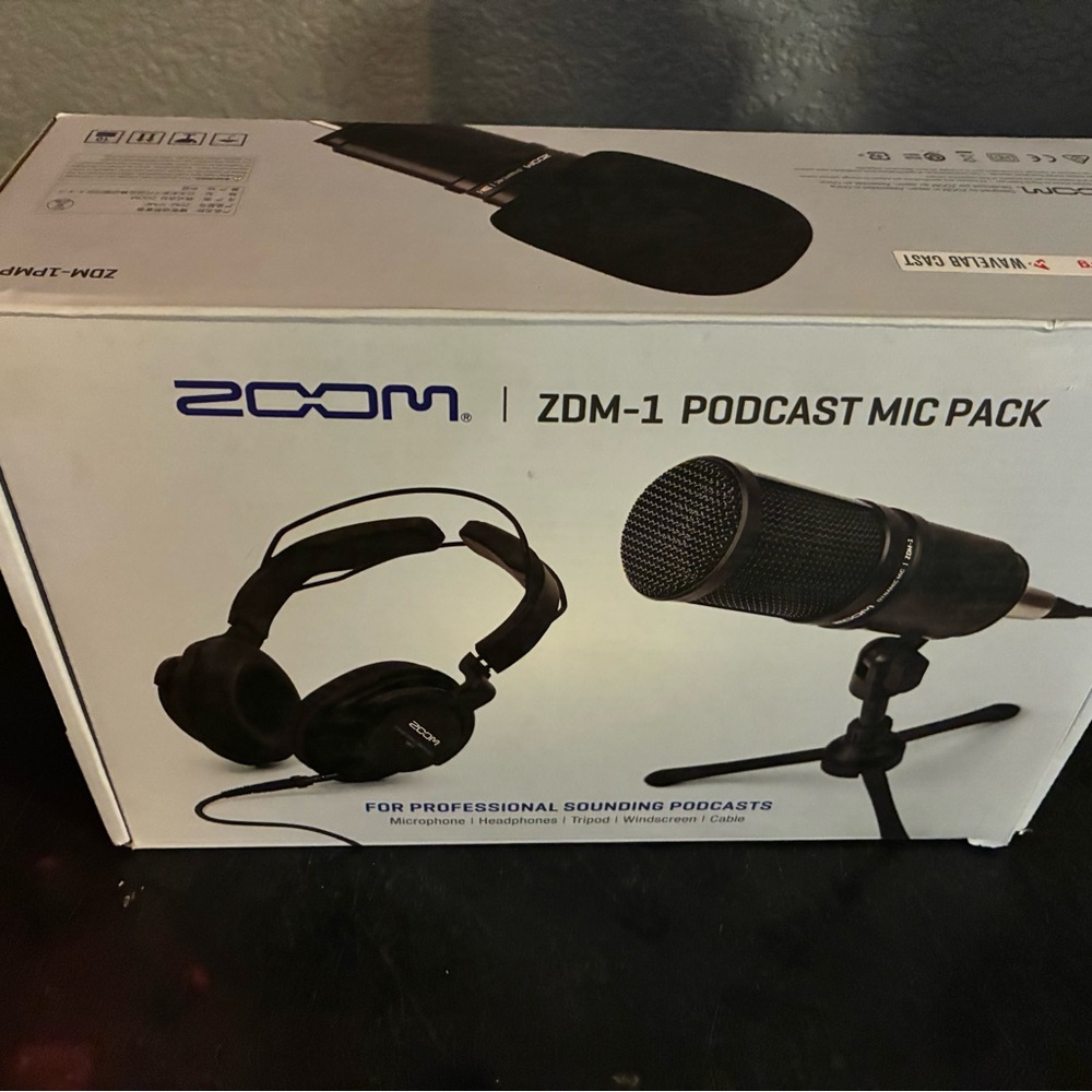 Zoom ZDM-1 Podcast
Microphone & headphone Pack bundle